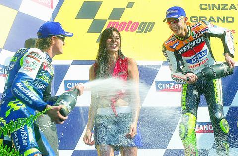 Sete y Rossi empapando de cava al mecánico jefe de Honda